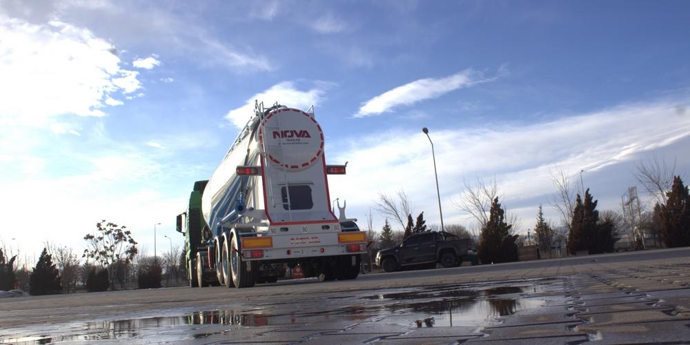 Cement Bulker Trailer with Compressor