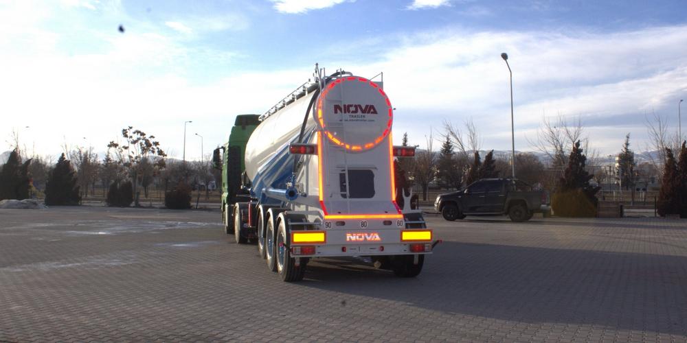 Cement Bulker Trailer with Compressor
